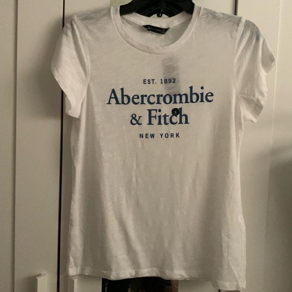 Graphic T-shirt . Crew neckline . Graphic detail at chest.